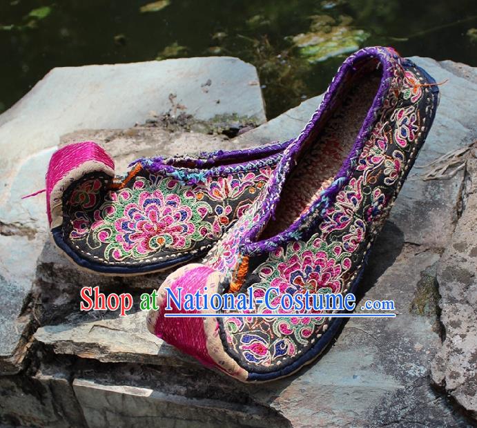 Asian Chinese Handmade Cloth Shoes National Shoes Embroidered Shoes Traditional Yunnan Ethnic Embroidery Shoes for Women