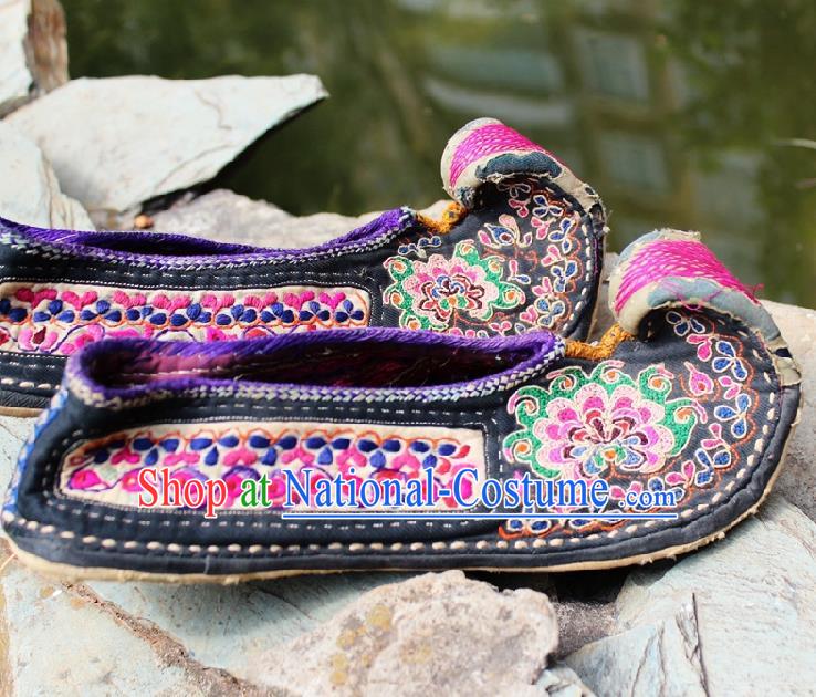 Asian Chinese Handmade Embroidery Flowers Cloth Shoes National Shoes Embroidered Shoes Traditional Yunnan Ethnic Shoes for Women