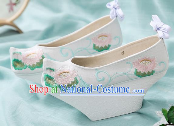 Chinese Qing Dynasty White Saucers Shoes Ancient Princess Embroidery Lotus Shoes Traditional Court Lady Shoes Embroidered Shoes Handmade Satin Shoes