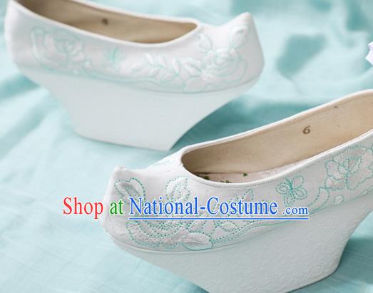 Chinese Qing Dynasty Court Lady White Satin Saucers Shoes Ancient Princess Embroidery Rose Shoes Traditional Embroidered Shoes Handmade Hanfu Shoes