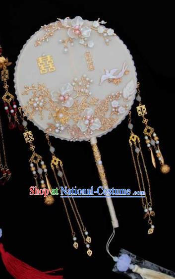 China Traditional Shell Flowers White Fan Handmade Golden Tassel Palace Fan Classical Wedding Circular Fan