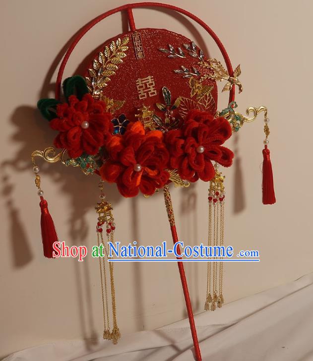 China Traditional Wedding Golden Tassel Silk Fan Handmade Bride Palace Fan Classical Dance Red Velvet Chrysanthemum Circular Fan