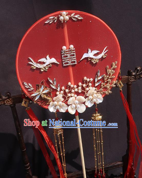 China Traditional Hanfu Red Silk Circular Fan Classical Wedding Fan Handmade Shell Flowers Palace Fan