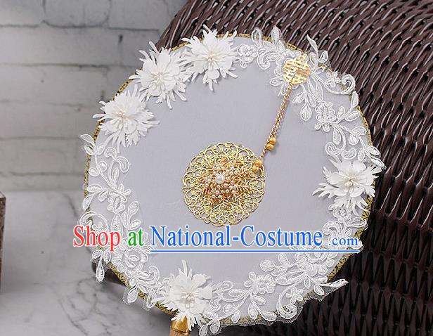 China Handmade White Lace Flowers Palace Fan Traditional Bride Circular Fan Wedding Silk Fan