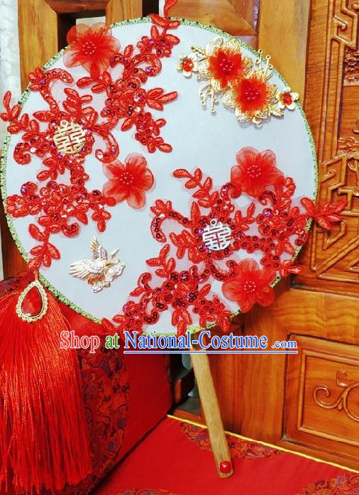 China Handmade Red Tassel Circular Fan Traditional Xiuhe Suit Silk Fan Wedding Bride Lace Palace Fan