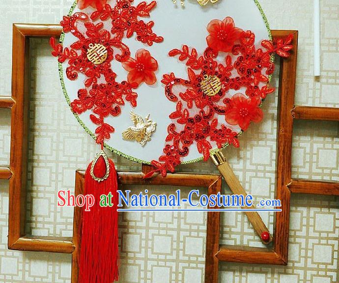 China Handmade Red Tassel Circular Fan Traditional Xiuhe Suit Silk Fan Wedding Bride Lace Palace Fan