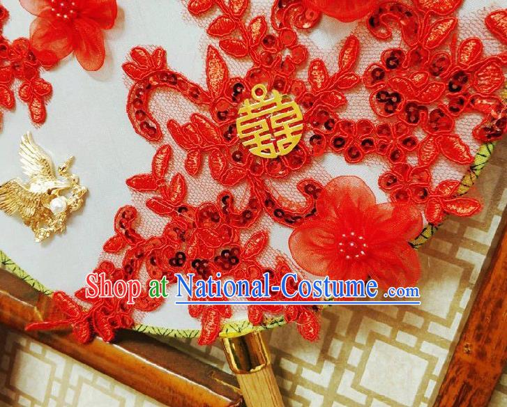 China Handmade Red Tassel Circular Fan Traditional Xiuhe Suit Silk Fan Wedding Bride Lace Palace Fan