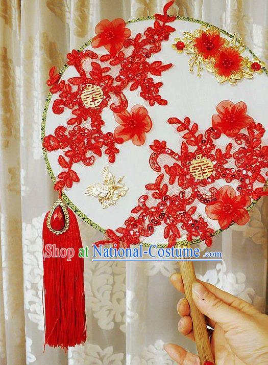 China Handmade Red Tassel Circular Fan Traditional Xiuhe Suit Silk Fan Wedding Bride Lace Palace Fan