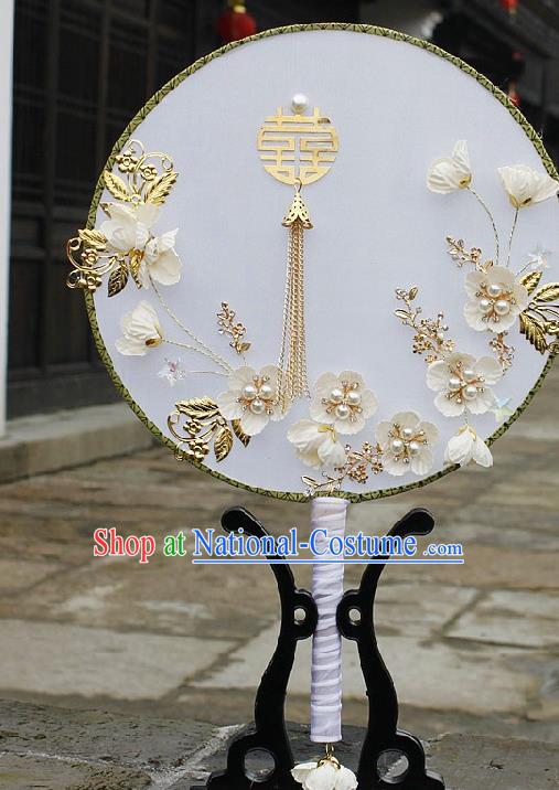 China Bride White Plum Circular Fan Handmade Palace Fan Traditional Wedding Xiuhe Suit Silk Fan