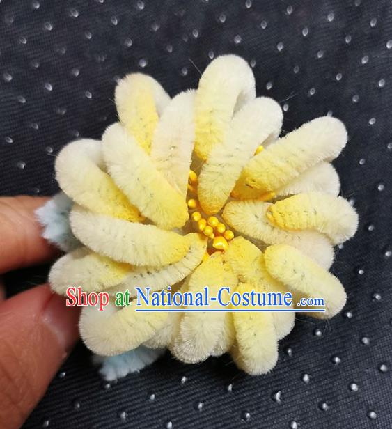 China Traditional Handmade Velvet Yellow Chrysanthemum Hairpin