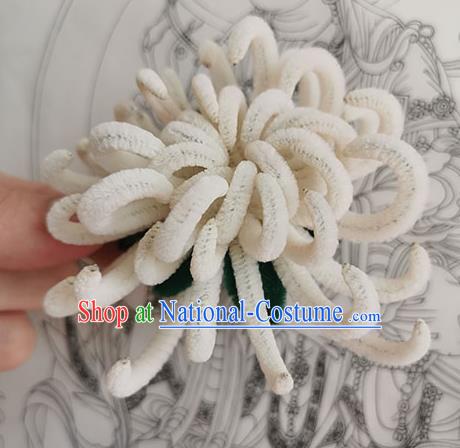 China Traditional Ming Dynasty White Velvet Chrysanthemum Hair Claw Handmade Ancient Princess Hair Stick