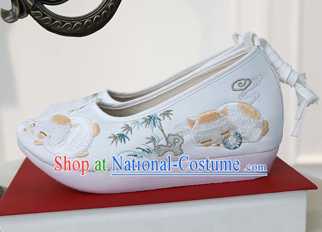 Chinese Traditional Ming Dynasty Shoes Ancient Princess Shoes Embroidered White Shoes