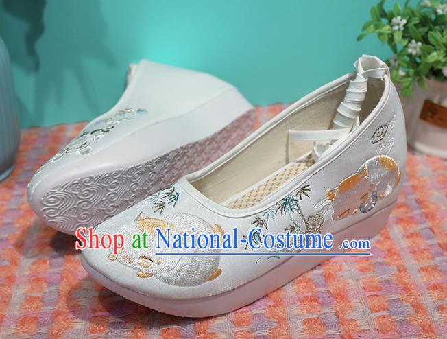 Chinese Traditional Ming Dynasty Shoes Ancient Princess Shoes Embroidered White Shoes