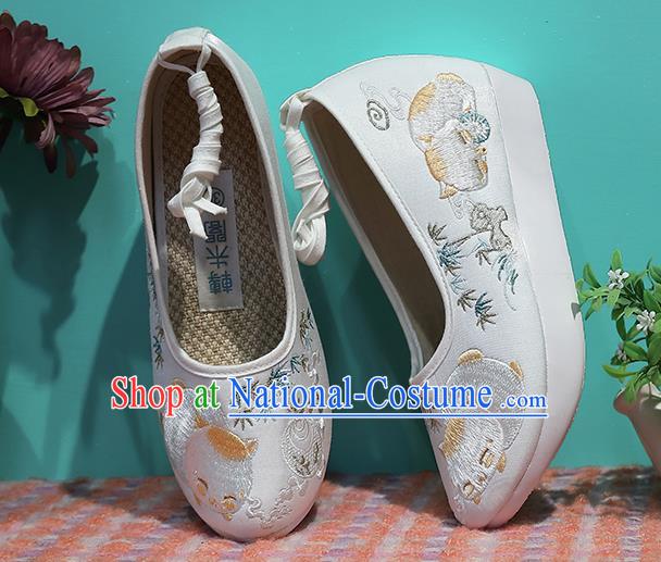 Chinese Traditional Ming Dynasty Shoes Ancient Princess Shoes Embroidered White Shoes