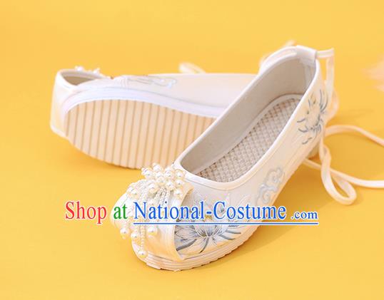 China Classical Beads Tassel Shoes Embroidered Epiphyllum Shoes Traditional National Shoes