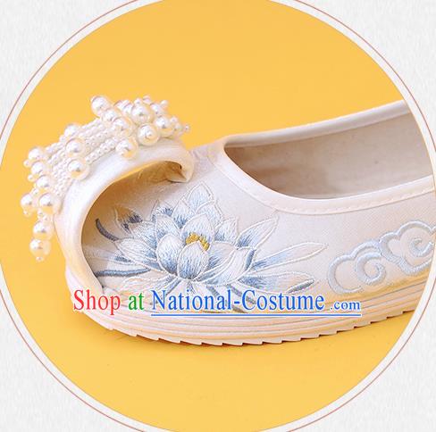 China Classical Beads Tassel Shoes Embroidered Epiphyllum Shoes Traditional National Shoes