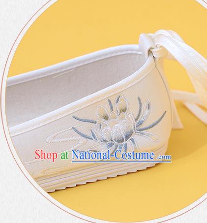 China Classical Beads Tassel Shoes Embroidered Epiphyllum Shoes Traditional National Shoes