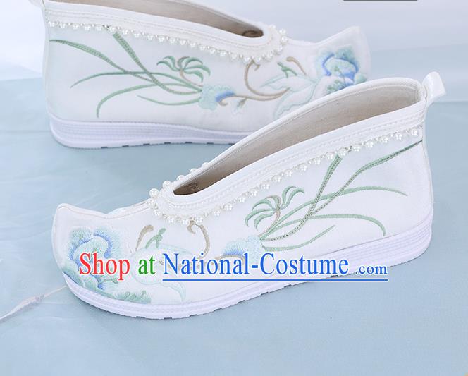 China Traditional Ming Dynasty Princess Shoes Embroidered Shoes National White Cloth Shoes