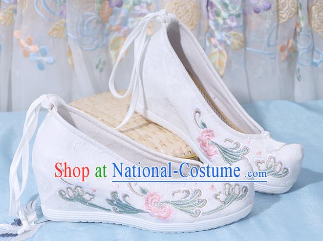 China Embroidered Shoes National Wedge Heel Shoes Traditional White Cloth Shoes