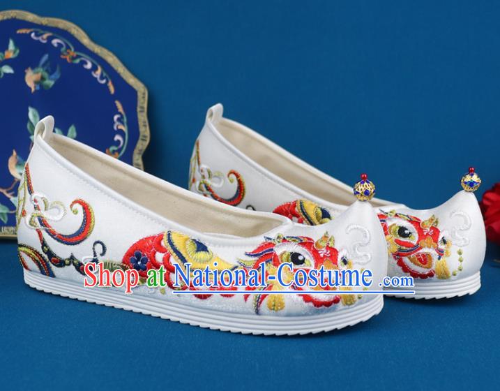 China Embroidered Lion Shoes Traditional Wedding White Cloth Shoes Ming Dynasty Princess Shoes