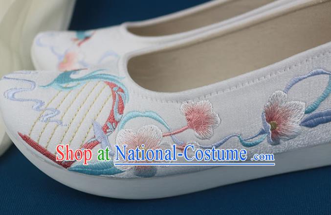 China Traditional Ming Dynasty Shoes Classical Dance Shoes Embroidered White Shoes