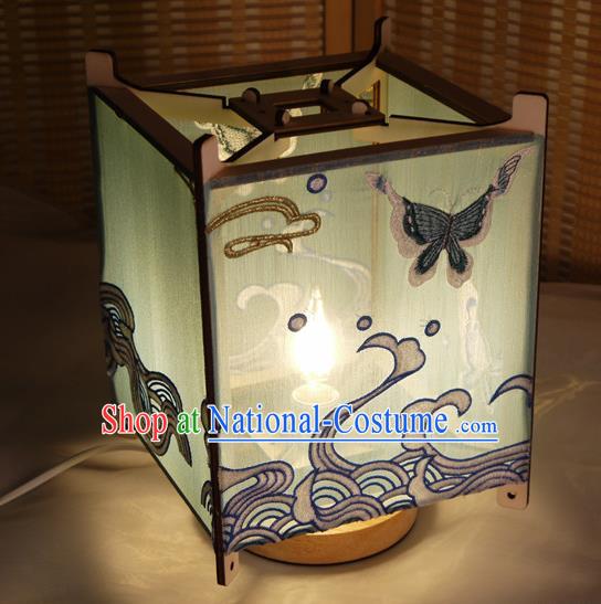 China Handmade Desk Lamp Embroidered Palace Lantern Embroidery Butterfly Lantern