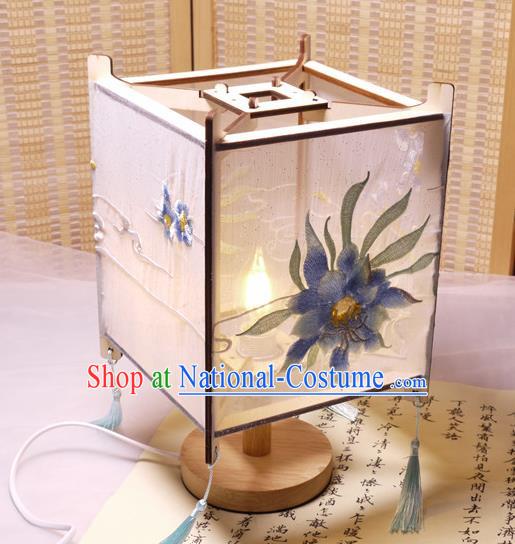 China Classical White Cloth Palace Lantern Traditional Spring Festival Desk Lantern Handmade Embroidered Epiphyllum Lamp