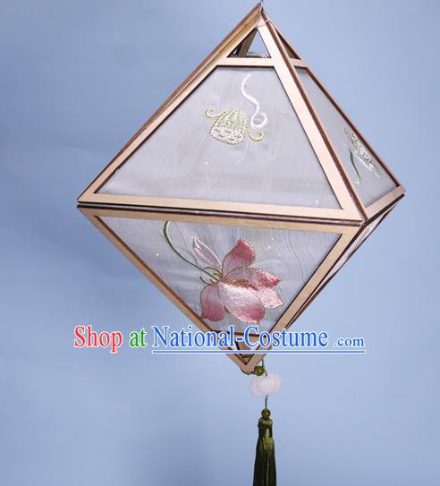 China Handmade Embroidered Lotus Portable Lamp Classical Rhombus Palace Lantern Traditional Spring Festival Lanterns