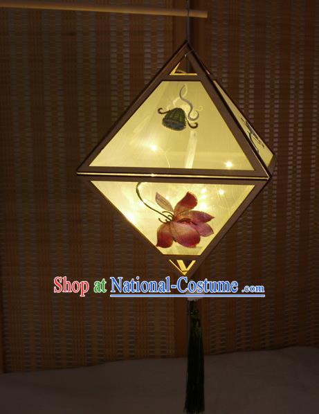 China Handmade Embroidered Lotus Portable Lamp Classical Rhombus Palace Lantern Traditional Spring Festival Lanterns