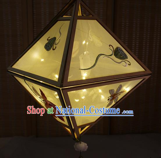 China Handmade Embroidered Lotus Portable Lamp Classical Rhombus Palace Lantern Traditional Spring Festival Lanterns