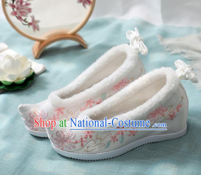 China Ming Dynasty Hanfu Shoes Classical White Cloth Shoes Traditional Embroidered Manjusaka Shoes