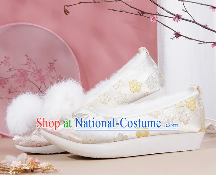 China Classical White Brocade Shoes Traditional Satin Shoes Song Dynasty Noble Lady Hanfu Shoes