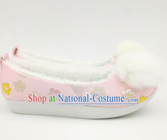 China Song Dynasty Noble Lady Hanfu Shoes Classical Pink Brocade Shoes Traditional Satin Shoes