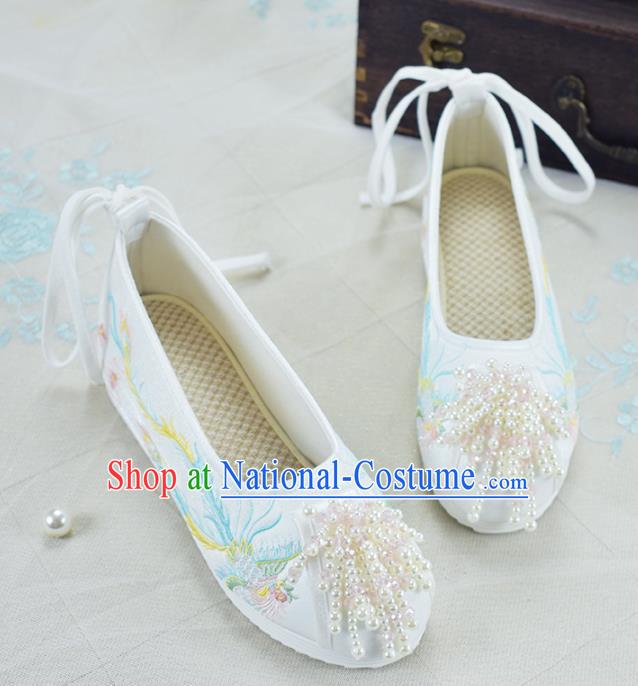 China Women White Embroidered Shoes Wedding Beads Tassel Shoes Traditional Xiuhe Suit Shoes