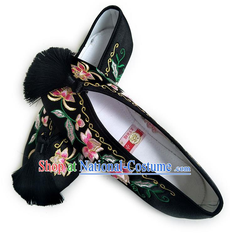 China Classical Wedding Xiu He Shoes Traditional Black Satin Shoes Embroidered Flowers Shoes