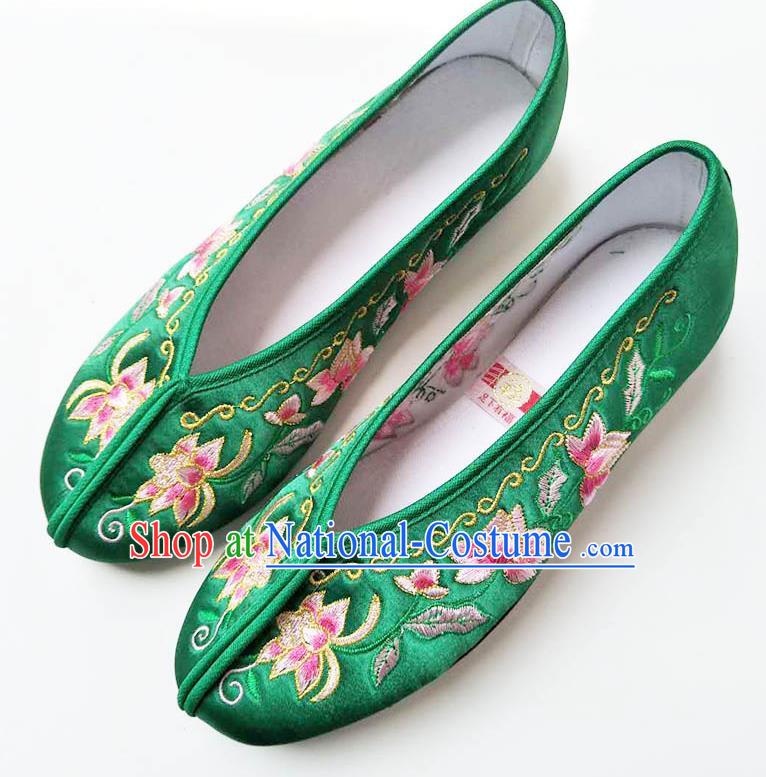 China Traditional Green Satin Shoes Embroidered Flowers Shoes Classical Wedding Xiu He Shoes