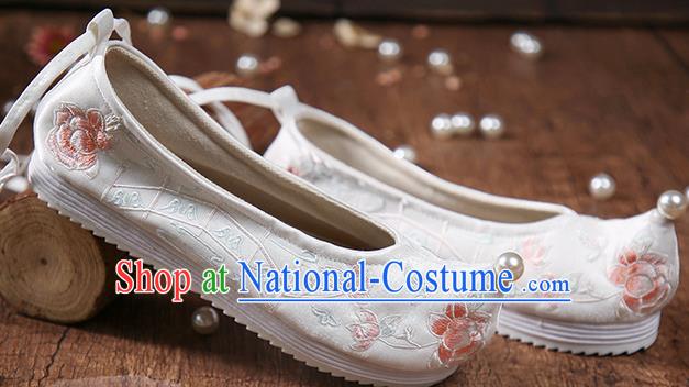 China Traditional Ming Dynasty Shoes Embroidered Peony White Cloth Shoes Ancient Princess Hanfu Shoes