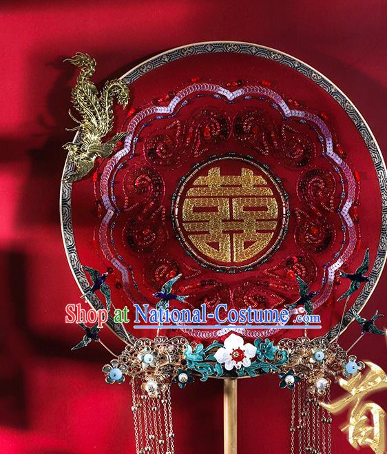 China Traditional Xiuhe Suit Silk Fan Handmade Wedding Bride Palace Fan Embroidered Red Sequins Circular Fan