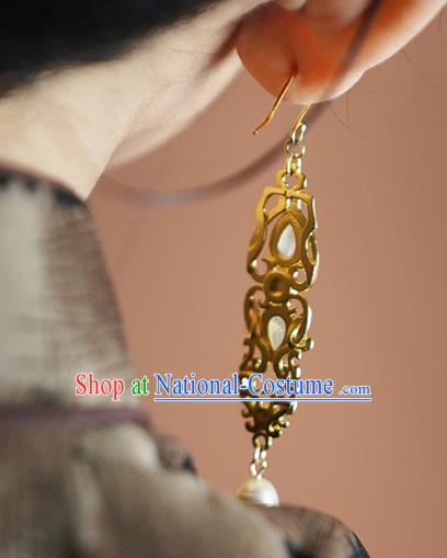 China Traditional Cheongsam Golden Earrings Handmade Pearl Chalcedonye Ear Accessories