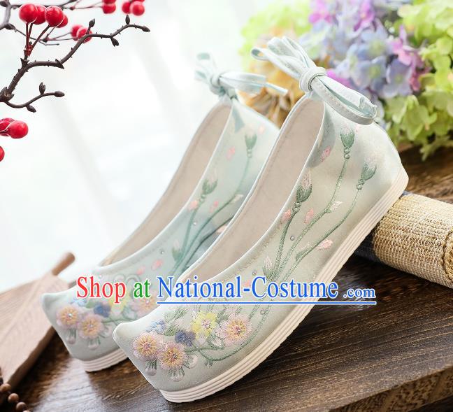 China National Embroidered Flowers Light Green Cloth Shoes Traditional Ming Dynasty Hanfu Shoes Handmade Princess Shoes