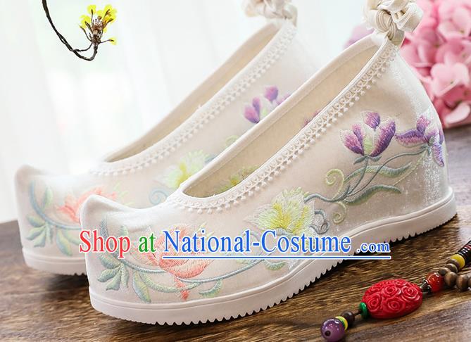 China Traditional Embroidered White Wedges Shoes National Woman Cloth Shoes