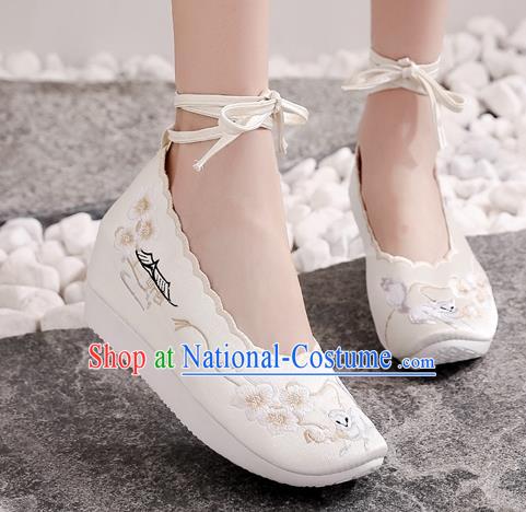 China Embroidered Plum Blossom Shoes National White Cloth Shoes Traditional Tang Dynasty Princess Shoes