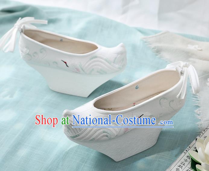 China Traditional Qing Dynasty Imperial Concubine Shoes Embroidered Crane White Cloth Shoes Handmade Saucers Shoes