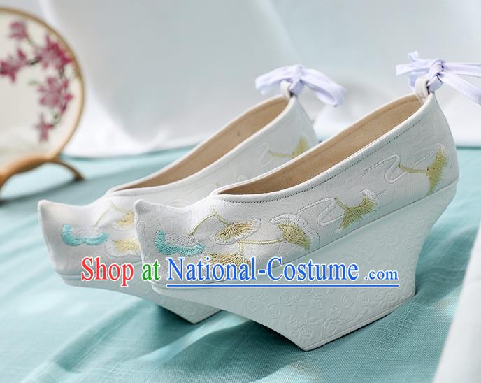 China Handmade Cloth Shoes Traditional Qing Dynasty Imperial Concubine Saucers Shoes Embroidered Ginkgo Leaf Shoes