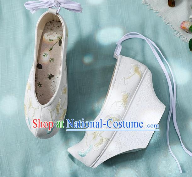 China Handmade Cloth Shoes Traditional Qing Dynasty Imperial Concubine Saucers Shoes Embroidered Ginkgo Leaf Shoes