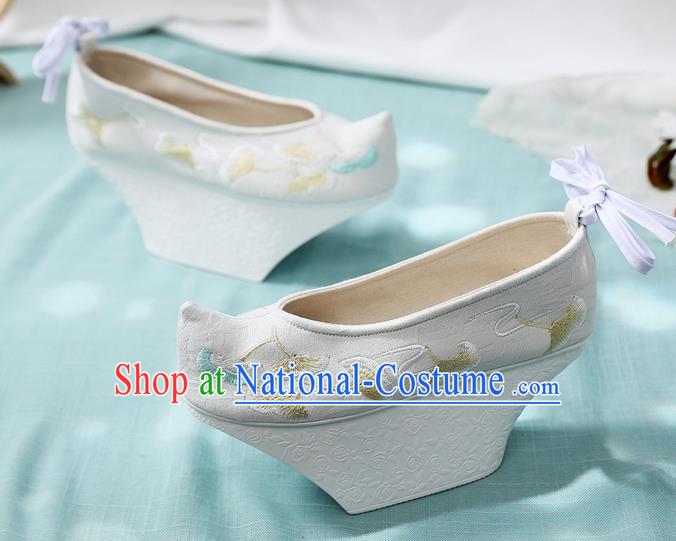 China Handmade Cloth Shoes Traditional Qing Dynasty Imperial Concubine Saucers Shoes Embroidered Ginkgo Leaf Shoes