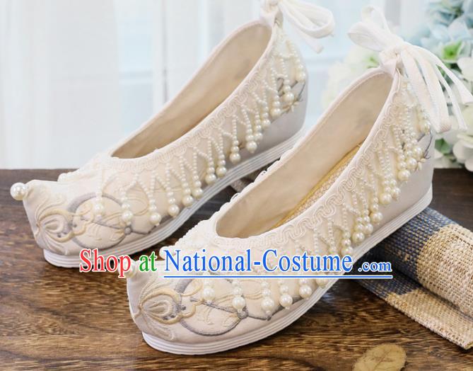 China Handmade Pearls Tassel Shoes National Embroidered Shoes Traditional Xiuhe Beige Cloth Shoes