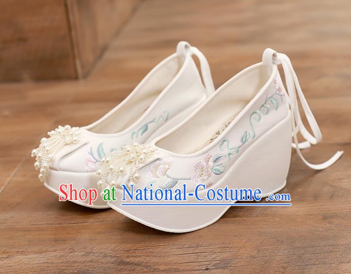 China Traditional Cheongsam Wedge Heel Shoes National Embroidered White Shoes