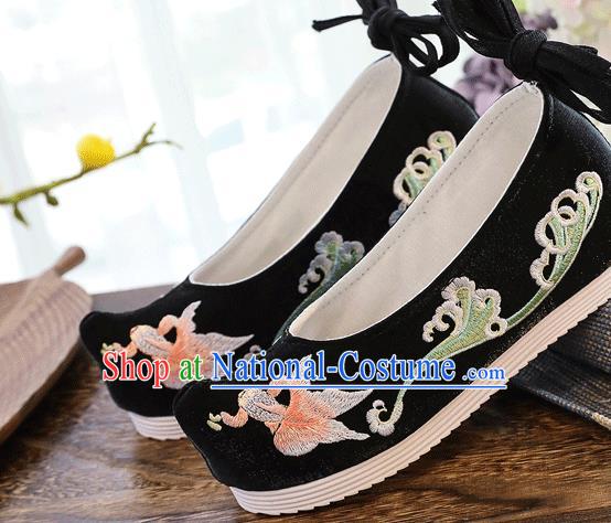 China Handmade Black Cloth Shoes Traditional National Woman Shoes Embroidered Goldfish Shoes