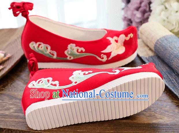 China Embroidered Goldfish Shoes Handmade Wedding Red Cloth Shoes Traditional National Woman Shoes